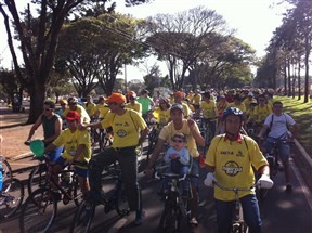Milhares de ciclistas participam do Circuito Maringá Bike